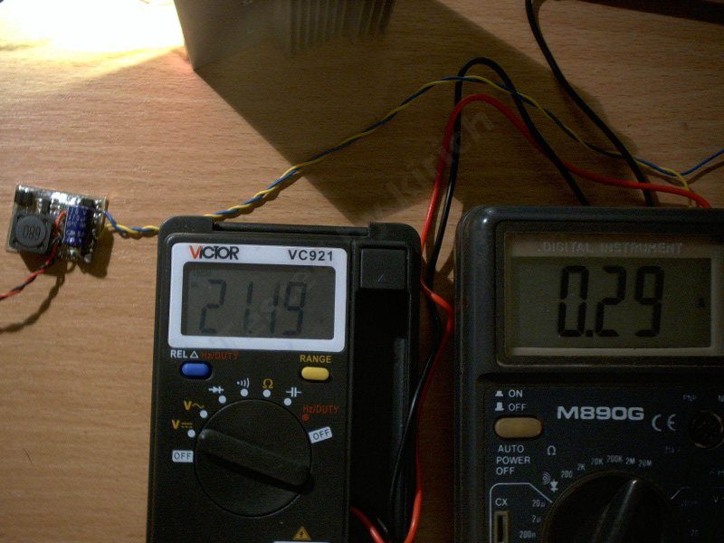 Микросхема и другие компоненты драйвера мощного светодиода.
