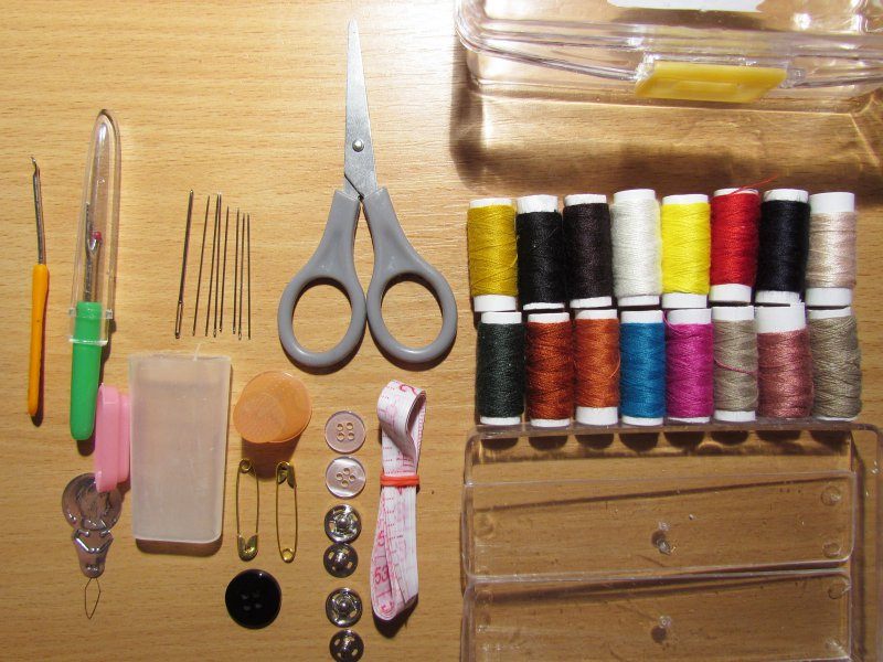 Набор ниток, иголок и всяких разных швейных мелочей.